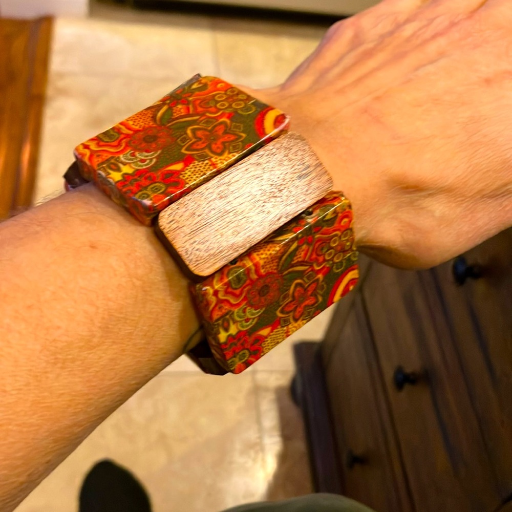 Wooden stretch bracelet with flower detail.